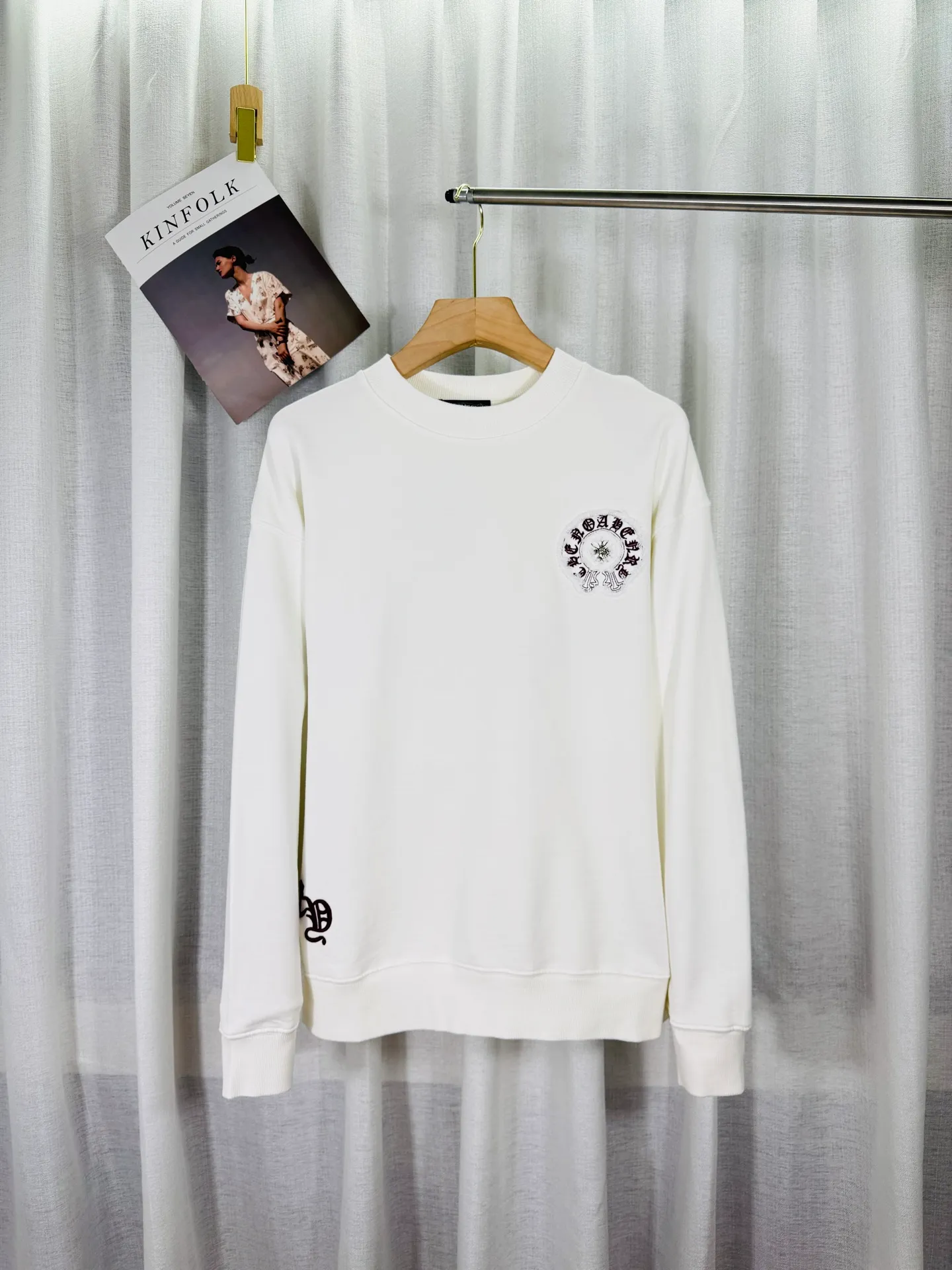 P260 top version, real shot without P, ​​different from market currency) 𝗖𝗵𝗿𝗼𝗺𝗲 𝗛𝗲𝗮𝗿𝘁𝘀/Croxin 2025 3D three-dimensional autumn and winter new original single counter American laser color printed patch embroidered couple casual sweatshirt 👑The highest version! Customized fabric 430g tripe terry fabric! Appliqué embroidery hardware accessories, best-selling items at the counter, very comfortable to wear. Accessories: original molded and authenticated collar label ➕ 100% silk wash water label. Genuine purchase-grade original hangtag➕matching hanging rope➕3D hanging beads➕original packaging bag. Craftsmanship: The original version has consistent wiring! The highest version of the armhole matching technique! Color: White Black Size: S M L XL Style No.: 9305